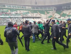İçişleri Bakanı Süleyman Soylu, TFF 2. Lig Beyaz Grup’un 23. haftasında Bursaspor ve Amedspor arasında oynanan maçta yaşanan olaylarla ilgili açıklamalarda bulundu.