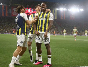 Fenerbahçe Yeni Sezon Formasıyla Sahada!