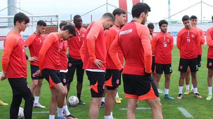 Ümraniyespor’da Tam 16 Futbolcu Takımdan Ayrıldı…