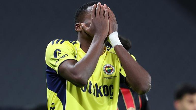 Şampiyonluk yarışında çok ağır yara alan sarı-lacivertlilerde karşılaşma sonrası dikkat çeken bir gelişme daha yaşandı. TRT Spor'un haberine göre, Fenerbahçeli futbolcuların şahsi telefonlarına ve ailelerinin telefonlarına sistematik biçimde tehdit, hakaret ve küfür içerikli mesajlar atıldı.